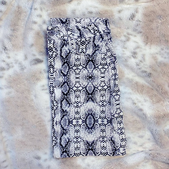 B&W Snakeskin Print 5 Pocket Skirt! - Picture 5 of 5